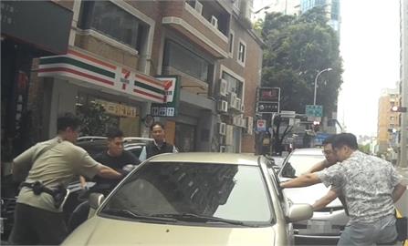 「小籠包名店」變販毒集團？　警當街破窗逮嫌
