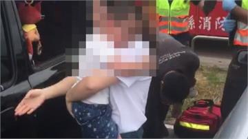 2歲童受困車內 消防人員緊急破窗救人