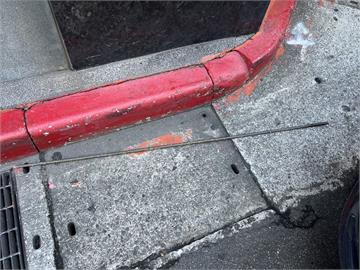快新聞／驚！林森北路「鋼筋突從天而降」　騎士路過遭砸摔車倒地