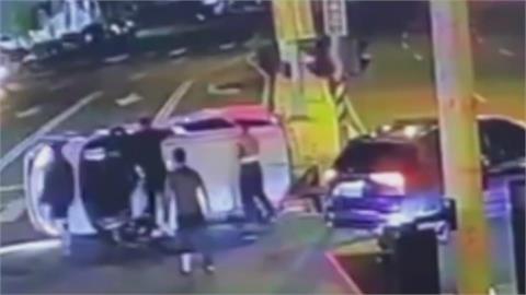 幾乎沒減速! 台中潭子小轎車自撞路樹翻覆