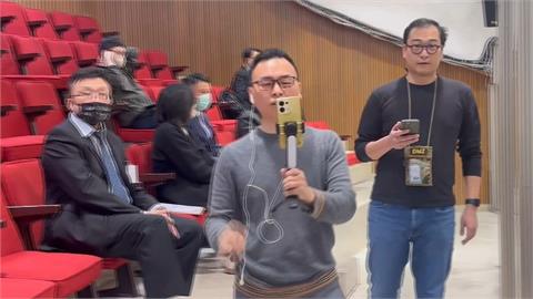新黨副祕游智彬持記者證進立院直播　引爆藍綠爭吵