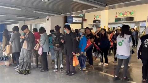 大雨導致火車停駛　旅客飆、列車長互相飆罵