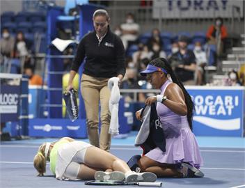 網球／對手開賽就傷退...大坂直美拿毛巾衝上前照顧　暖舉受讚賞！