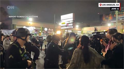 洛城示威第二夜再爆衝突！　200多人遭逮、丟汽油彈被起訴