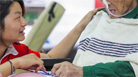 百歲老翁病癒準備出院！每天探病兒「突消失」醫曝真相嘆：人生百態