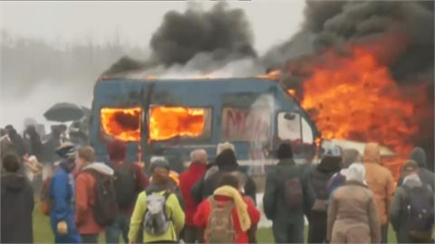 法國抗議蓋水庫示威　民眾朝警丟煙火釀火燒車