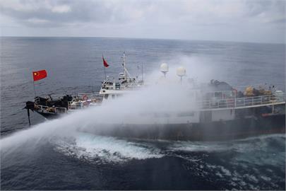 影像曝光！海巡署台中艦巡弋東沙　水砲強勢驅離中國漁船