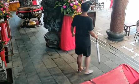 神明面前也敢偷？男抱走捐款箱　警調監視器頭城火車站逮人