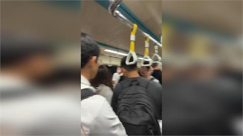 最新／北捷又出事！板南線列車「旅客失控大叫」引恐慌　全車急疏散畫面曝