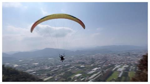 才起飛10分鐘！71歲董座玩飛行傘「10樓高空」突失衡…墜停車場慘死