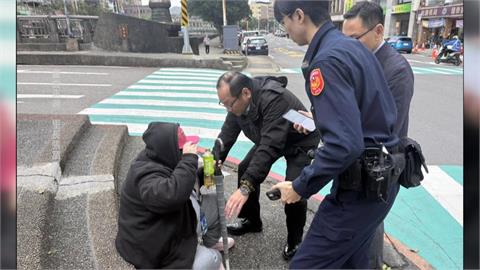 最強基層防護網!婦人昏倒在地 警察局長、里長聯手救援