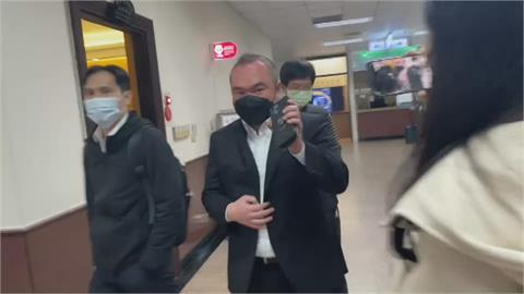 快新聞／涉助要犯「鮑魚大亨」棄保潛逃　鍾文智妹遭拘提到案
