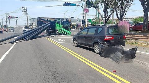快新聞／可怕！高雄曳引車轉彎撞3車　鋼管掉落一路滾