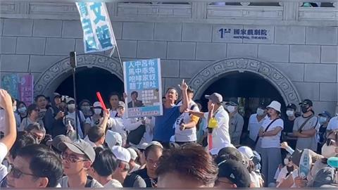 快新聞／黃國昌正在致詞　人群中冒出抗議者嗆「咆哮家奴、聽了想吐」