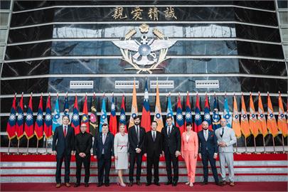 快新聞／尷尬！接見時倒置立陶宛國旗　國防部致歉：虛心檢討作業流程