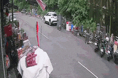 快新聞／生死一瞬！高雄小港土石突崩塌「壓垮擋土牆」　白車嚇壞趕緊溜
