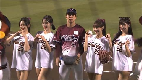 樂天女孩林襄、李多慧「夢幻合體」　樂天主場開球！金鷲球迷瘋狂