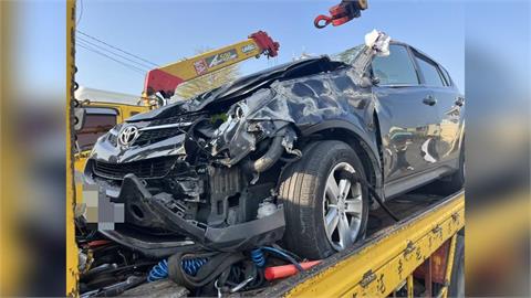 快新聞／半聯結車屁股遭「猛親」！國1爆3車撞　轎車車頭凹陷變形畫面曝