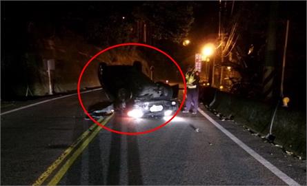 台中駕駛逆向超車失控撞護欄　翻覆滾兩圈四輪朝天幸僅輕傷