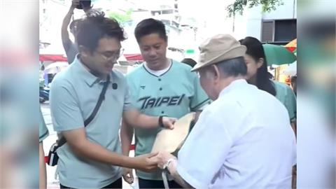 沈伯洋掃街遇阿北！收陳情信「1小動作」網讚神反應：人品高下立判