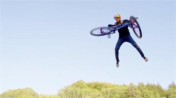 騎登山車挑戰特技！波蘭車手寫世界紀錄