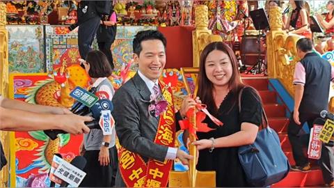 快新聞／畫面曝！何志偉赴桃園中壢仁海宮　冒出民眾要「金鏟子」