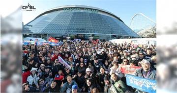 東京巨蛋擠滿台灣人！　熱血球迷「吹小號應援」