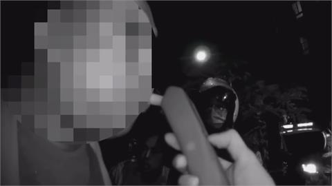 酒駕躲警察 騎士鑽小路打滑自摔
