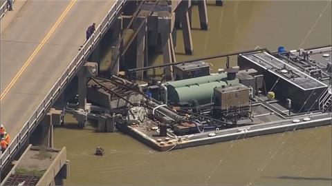 美國再傳船隻撞橋　德州南部一駁船撞上橋墩　鐵路橋軌道斷裂