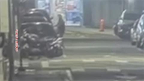 台北怪男深夜連續推倒11機車　遭逮辯：生活不如意想洩憤