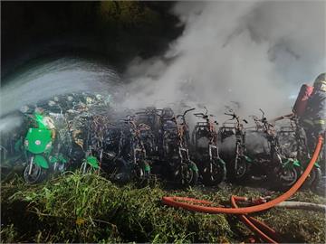 新店青潭郵局戶外停車場火警　101台電動機車遭燒毀