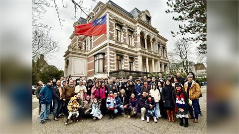 駐荷代表處元旦升旗　超過百人無畏風雨參與