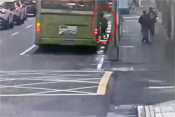 驚悚畫面曝！婦人下車遭公車輾斃　司機晚間20萬交保、限制出境出海