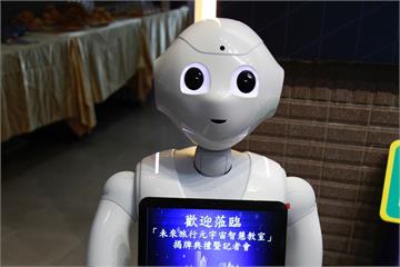 中原大學「元宇宙智慧教室」 揭牌　機器人迎賓超吸睛