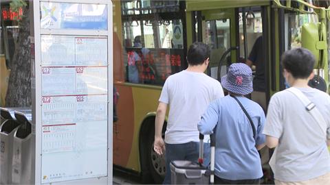 剛踏上公車突關門「拖行數公尺」　女乘客一手一腳多處瘀傷