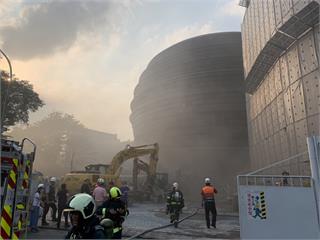 快新聞／京華城球體建築拆到一半狂竄濃煙！ 疑拆除工程引燃雜物