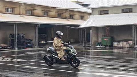 機車族下雨天出門濕身超崩潰！她推「150元擋雨神器」萬人讚：小腿以下全乾