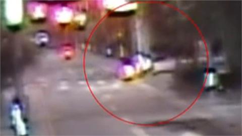 跟車太近追撞！　騎士摔安全帽被誤認「砸車」　爆發全武行