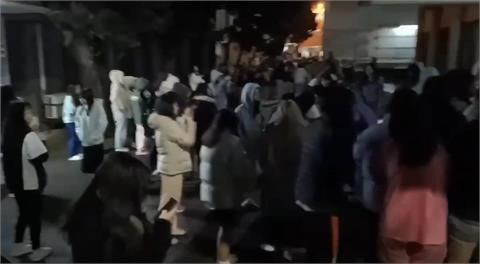 快新聞／嚇死！中央大學女宿浴室發生火警　女大生緊急撤離畫面曝光