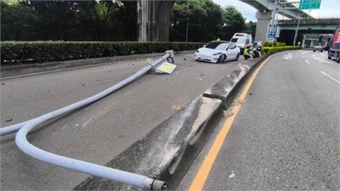 台中轎車撞上分隔島「燈桿斷裂」　苗栗轎車「開輔助駕駛」國道撞上緩撞車