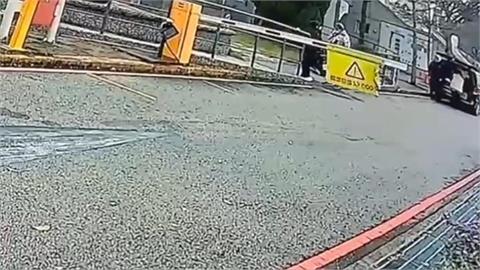 畫面曝光！趁「瞻仰遺容」偷蓋亡者指印　他目擊：債主開屍袋找大拇指