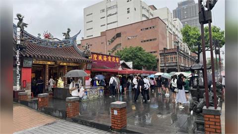 霞海城隍廟「海外業務」啟動！　日本女高中生畢旅也拜月老