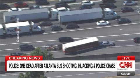 美國巴士遭槍手挾持釀1死　飛車追逐！因警設置釘條爆胎落網