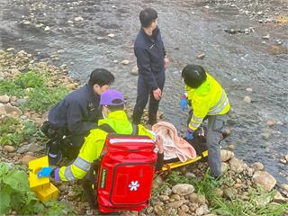 桃園越籍女疑打電話吵架太激動 墜橋摔進南崁溪全身多處擦傷送醫
