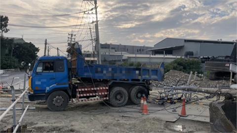 高雄八涳橋土方車「勾斷電線」　逾1600戶一度停電