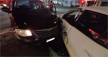 沿路闖紅燈！男直闖路口猛撞對向車　警車上搜出K他命