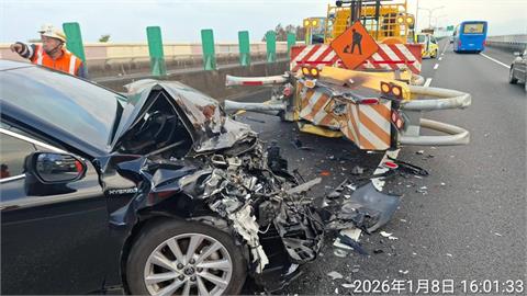 快新聞/自動駕駛釀禍!國5轎車高速衝撞緩撞車 車頭全毀慘況曝