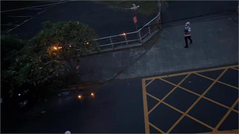 有影／高雄左營海平路驚傳爆炸聲　住戶打開窗見「整排電線起火」