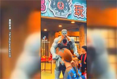250公分浩克擋煞！屏東餐廳T字路沖　舉行開光儀式引熱議