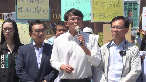 黃國昌南下考察興達電廠　許智傑轟：作秀雙面人